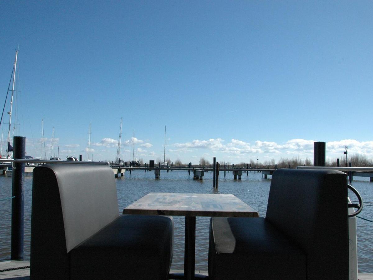 Отель Beautiful Houseboat In The Harbour Of Volendam Near Centre Экстерьер фото