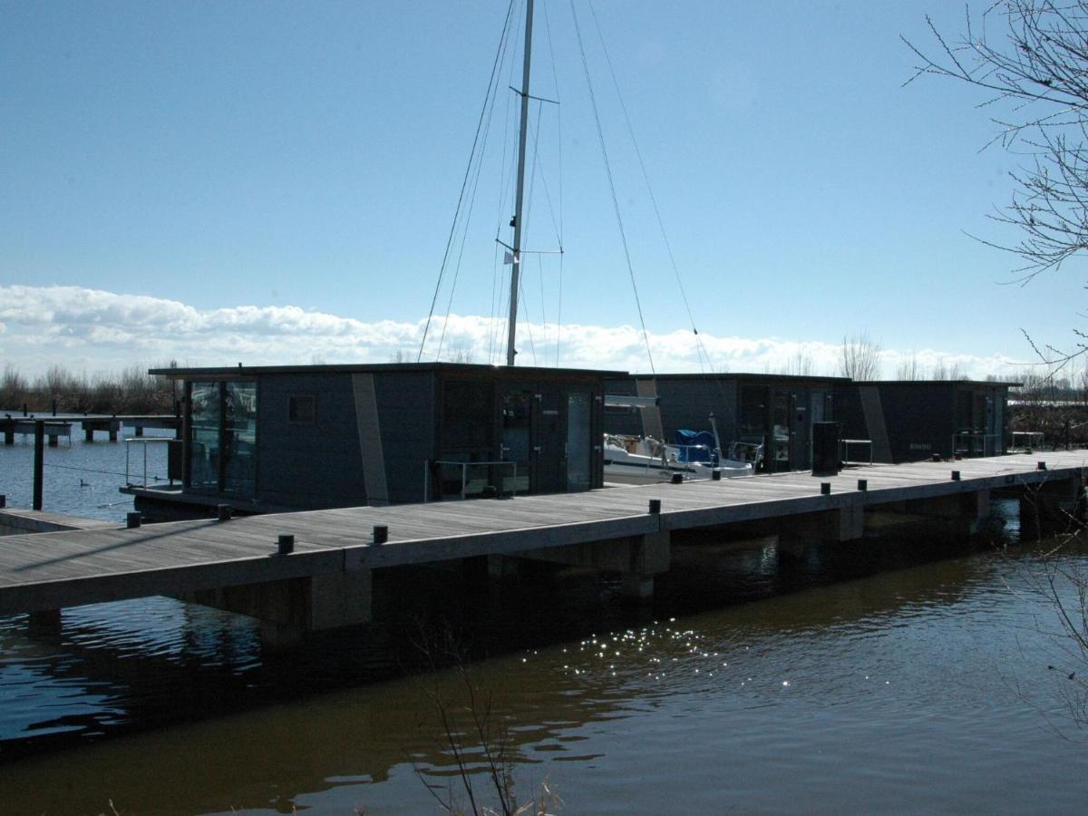 Отель Beautiful Houseboat In The Harbour Of Volendam Near Centre Экстерьер фото