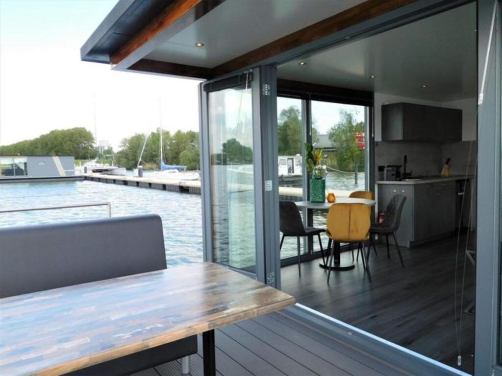 Отель Beautiful Houseboat In The Harbour Of Volendam Near Centre Экстерьер фото